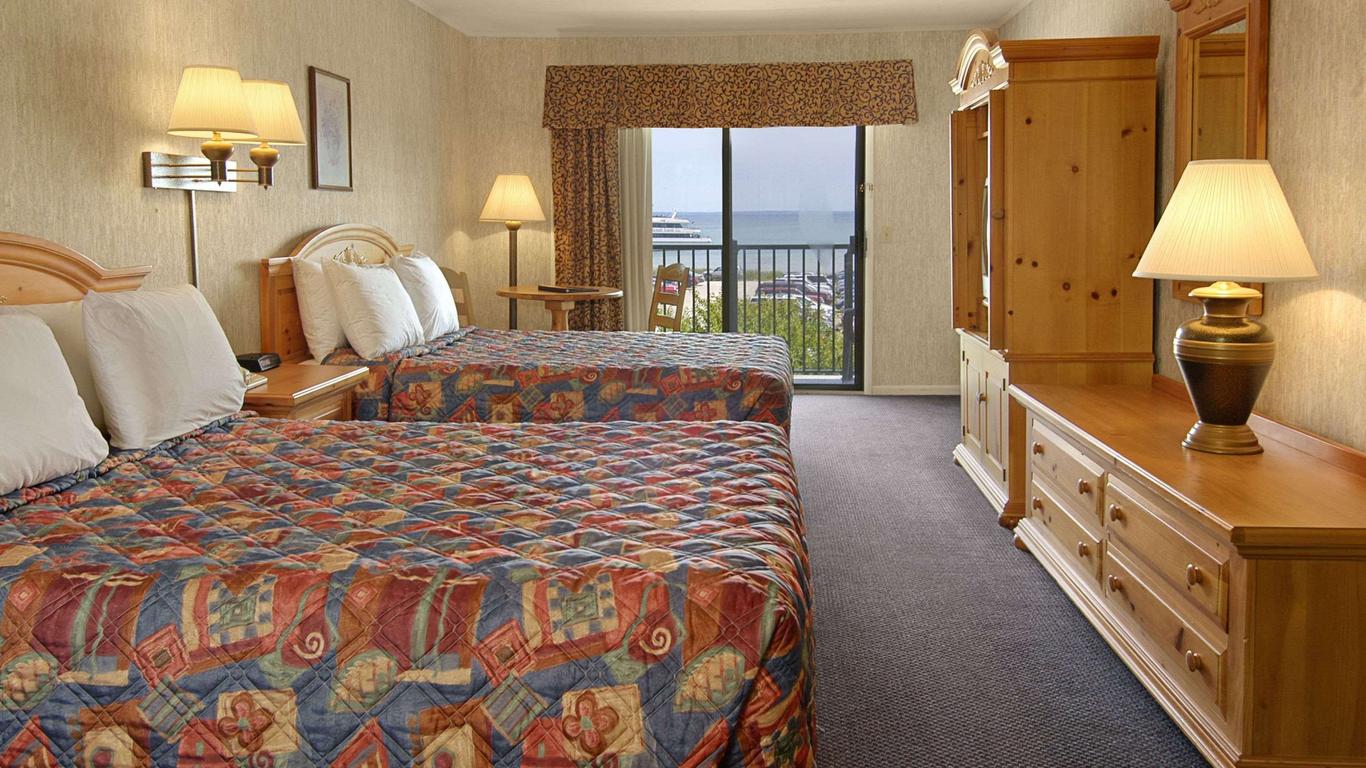 Days Inn by Wyndham Mackinaw City - Lakeview