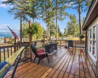 Cabin near Flathead Lake is walking distance to food, shopping and lake view. - Lakeside - Balcón