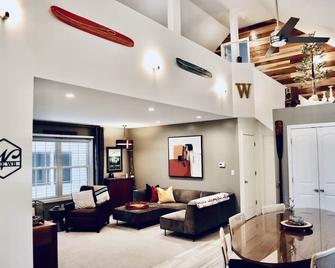 'The Tahoe' Modern Lake House Retreat Close to Beach & Lake - Edinboro - Living room
