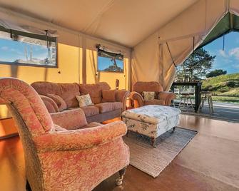 Glamping Close to Auckland and Coromandel - Pokeno - Living room