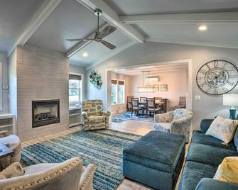 Coastal Getaway by Pebble Beach and Redwoods! - Crescent City - Living room