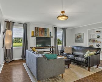 Peaceful oasis north of Nashville - Portland - Living room
