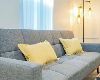 Elegant Country Retreat With Serene Patio Haven - Glendora - Obývací pokoj