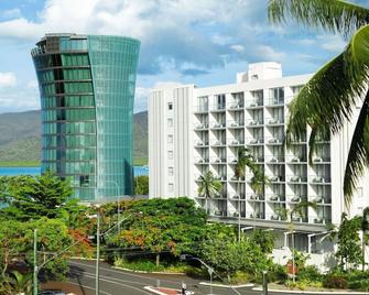 Panoramic views 3BR Cairns City Apartment - Cairns - Building