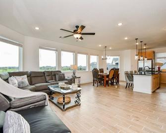 Balcony with Serene Waterfront Views - Rosharon - Living room