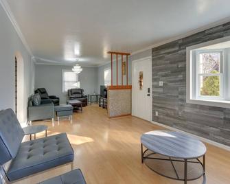 about 20 Mi to Manhattan Quaint Clifton Home! - Clifton - Sala de estar