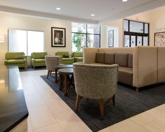 Holiday Inn Express & Suites Lexington Nw-The Vineyard - Lexington - Sala de estar
