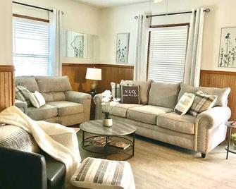 Pet friendly house with 3 king beds and fenced in back yard. - Alcoa - Living room