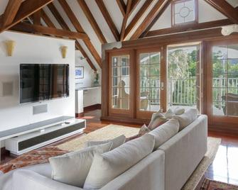 Unique Bermuda retreat with large cave & panoramic pool nestled into hillside - Hamilton - Living room