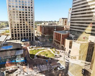 2 Full Beds, Rogers Place Downtown Central, Memorable 1 Bedroom Condo - Edmonton