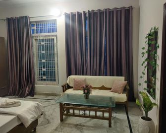 Oasis Home Stay - Lucknow - Living room