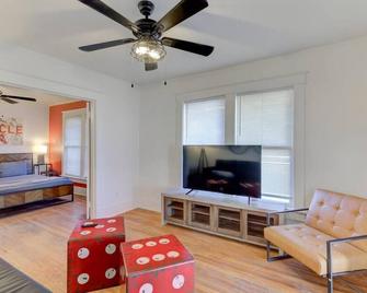 Charming Cooper-Young Flat in the Heart of Memphis - Memphis - Sala de estar