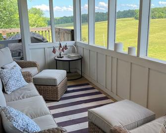 Dale Hollow White Cottage right next to Dale Hollow State Park - Burkesville - Living room