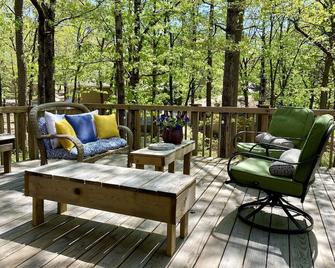 Cozy, Quirky & Fun Cabin - Sleeps 8 - Dog Friendly - Fairfield Bay, Arkansas - Fairfield Bay - Patio