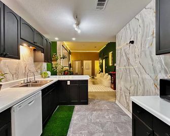 Magic Marble Greekcinema,fireplace,arcade,museum by Beach, Outlets, Casino Lux - Gulfport - Kitchen