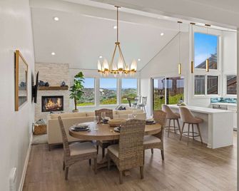 Newly remodeled luxury 2BR 2BA - Moss Landing - Dining room