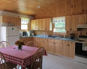 Quiet, Modern Island Getaway Cottage Close to Ocean - Tremont - Kitchen