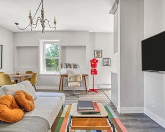 Stylish Mid-Century Stay, 5 Mins to Hospital - Peterborough - Living room