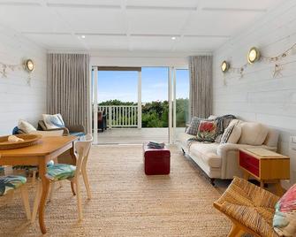 Maimoana - Hatfields Beach Cliff-Top Retreat - Orewa - Living room