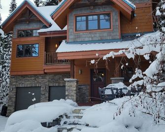 Gunners Lodge - True Ski-In/Ski-Out, Hot Tub, Sleeps 13 - Golden - Bâtiment