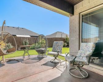 Near Hiking and Biking Convenient Home in Rogers! - Rogers - Patio