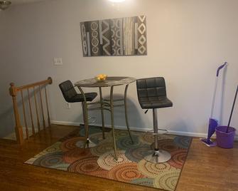 Nice Clean Townhome In The Middle Of Everything Mall, Airport, DC, Baltimore Ect - Odenton - Restauracja