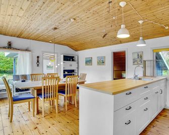 Beautiful home in Rødby with kitchen - Rodby - Jídelna