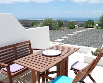 Enchanting holiday apartment with sea view in private villa with pool - Tías - Patio