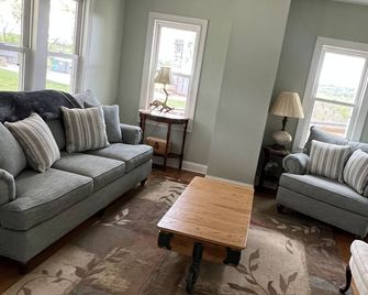 Come stay at our gorgeous Farmhouse, a perfect get away overlooking farm country - Little Hocking - Huiskamer