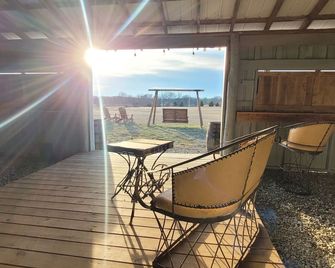 Cozy cabin with hot tub just 5 minutes from casino on 36 acres - Durant - Balcony