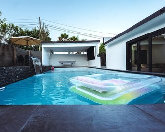 Hacienda Los Gemelos, 2 guests with Wi-Fi & Pool - Ciales - Piscina