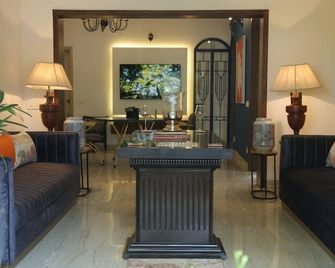 Centrally located private, peaceful 3 bedroom apartment, Sector 18, Chandigarh - Chandigarh - Living room