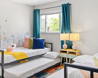 3bd - Bbq & Hot Tub - Centrally Located - Pittsburgh - Bedroom