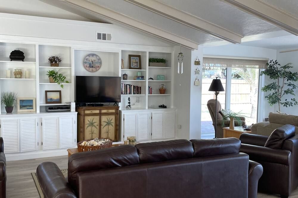 Luxury Oceanfront Estate Direct on the Sand