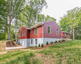 Woodhaven- Your Serene Countryside Escape farmhouse - Orange - Building