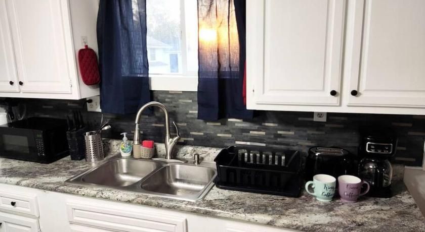 Lovely Two Bedroom Home- Close to Dt Gre