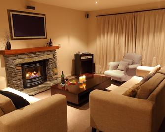 Arrowfield Apartments - Arrowtown - Living room