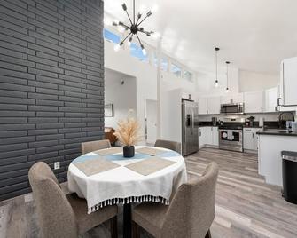 Contemporary Modern Spacious 3br/2ba Near Smf - Rio Linda - Comedor