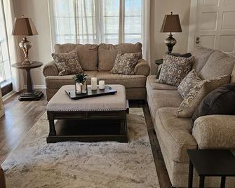 Mady's Happy Place is a charming 3 bedroom, 2 bath home near historic downtown - Brewton - Living room