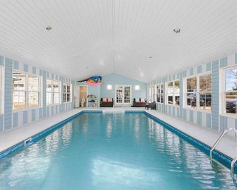Romantic Country Escape Indoor Heated Pool Hot Tub Breakfast Art Studio Bakery - Chipley - Pool