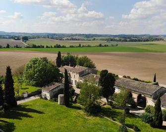 Lauragais farmhouse in the countryside, view of the Pyrenees - Soupex