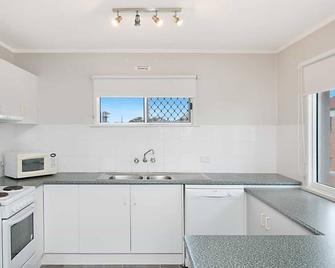 Legacy 4 - Affordable Beachfront Living in Bilinga (North Kirra) - Min. 3 Night Stays! - Bilinga - Kitchen