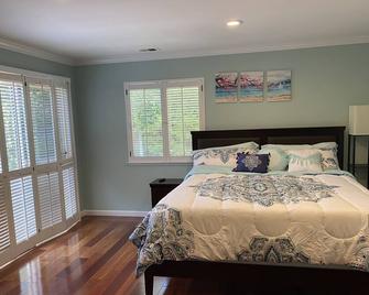 Gorgeous 2350 Sq Ft Ranch Home On A 14000 Sq Ft Park-Like Lot! Prime Location!! - Los Altos - Bedroom