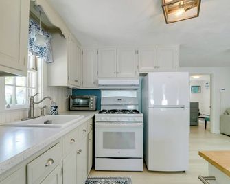 Charming West Yarmouth Home about 2 Mi to Beach! - West Yarmouth - Kitchen