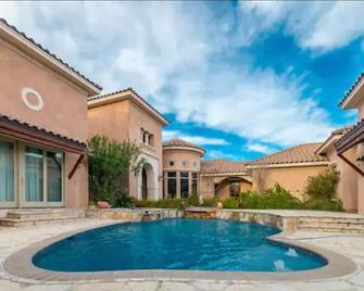 Luxury Ranch Retreat with Pool, Hike & Bike trails & golf-Close to COTA & Austin - Smithville - Pool