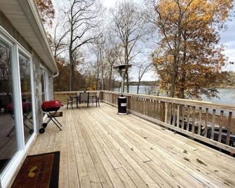 Mountain Ferry Landing - Riverfront Access - Charles Town - Balkon