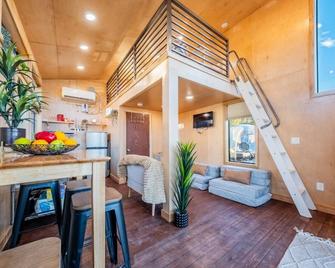 Cozy Cabin And Stargazing Dome Bedroom Deck Bbq Hammocks - Glendale - Living room