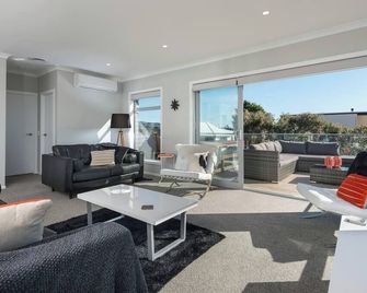 Whitesands Beach House - Papamoa - Wohnzimmer