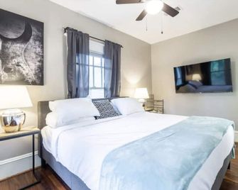 2br Old Montrose Mansion! Downtown, Medical Center - Houston - Bedroom