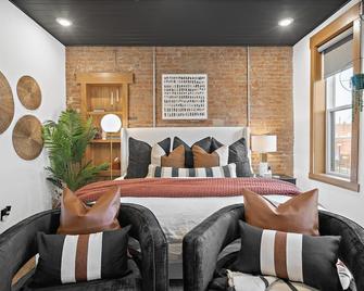 Plush and elegant loft located directly above the town square in Smithville, MO - Smithville - Bedroom